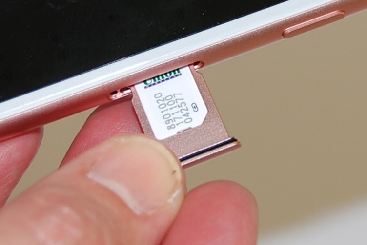 Inserting the sim card into the phone tray